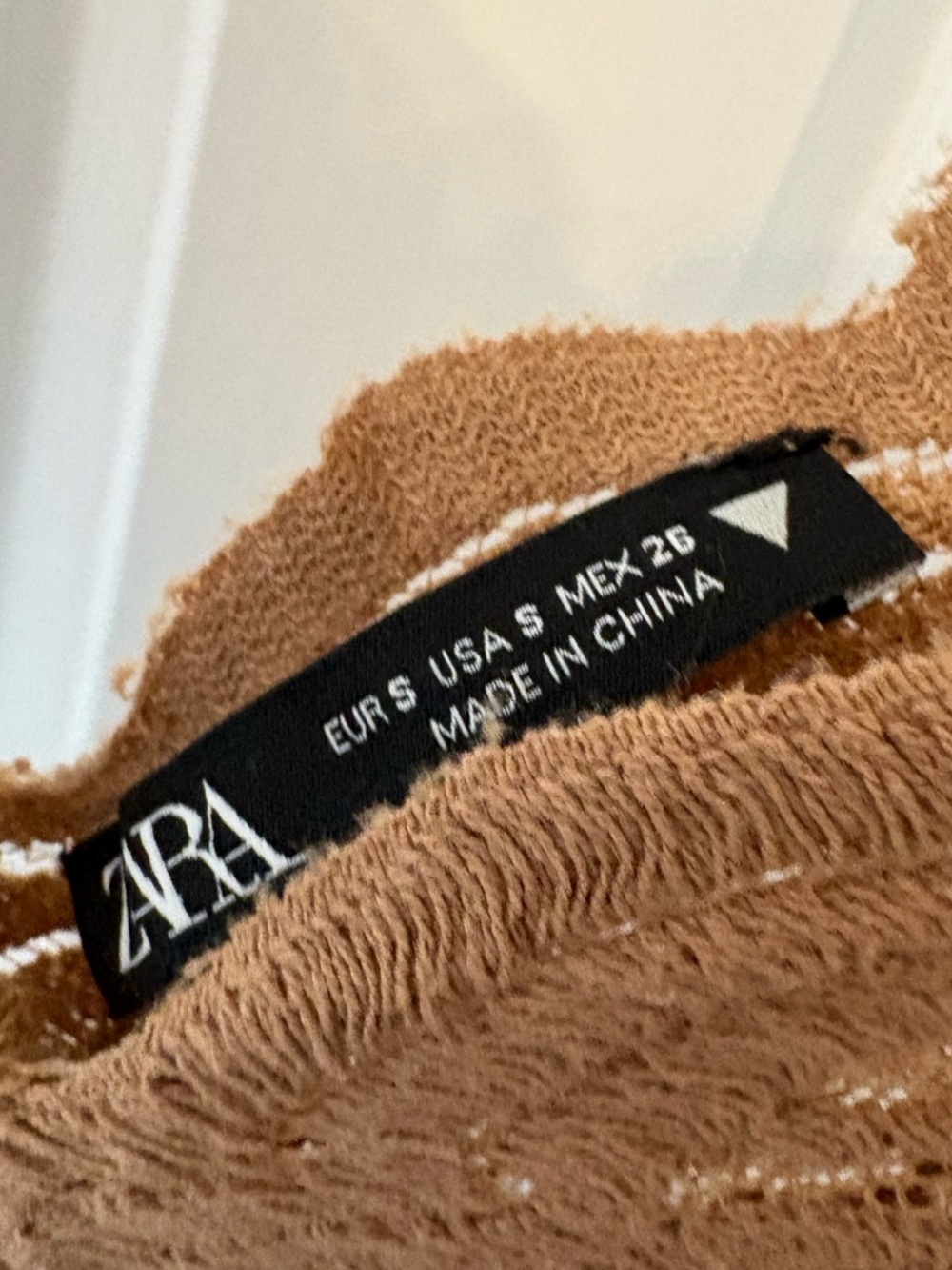 Zara Beige Lace Scallop V-Neck Long Sleeve Cropped Top Size Small - Picture 5 of 10